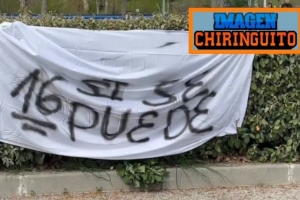 决心逆转⚽球迷在皇马基地外挂横幅:第16冠,我们能做到!