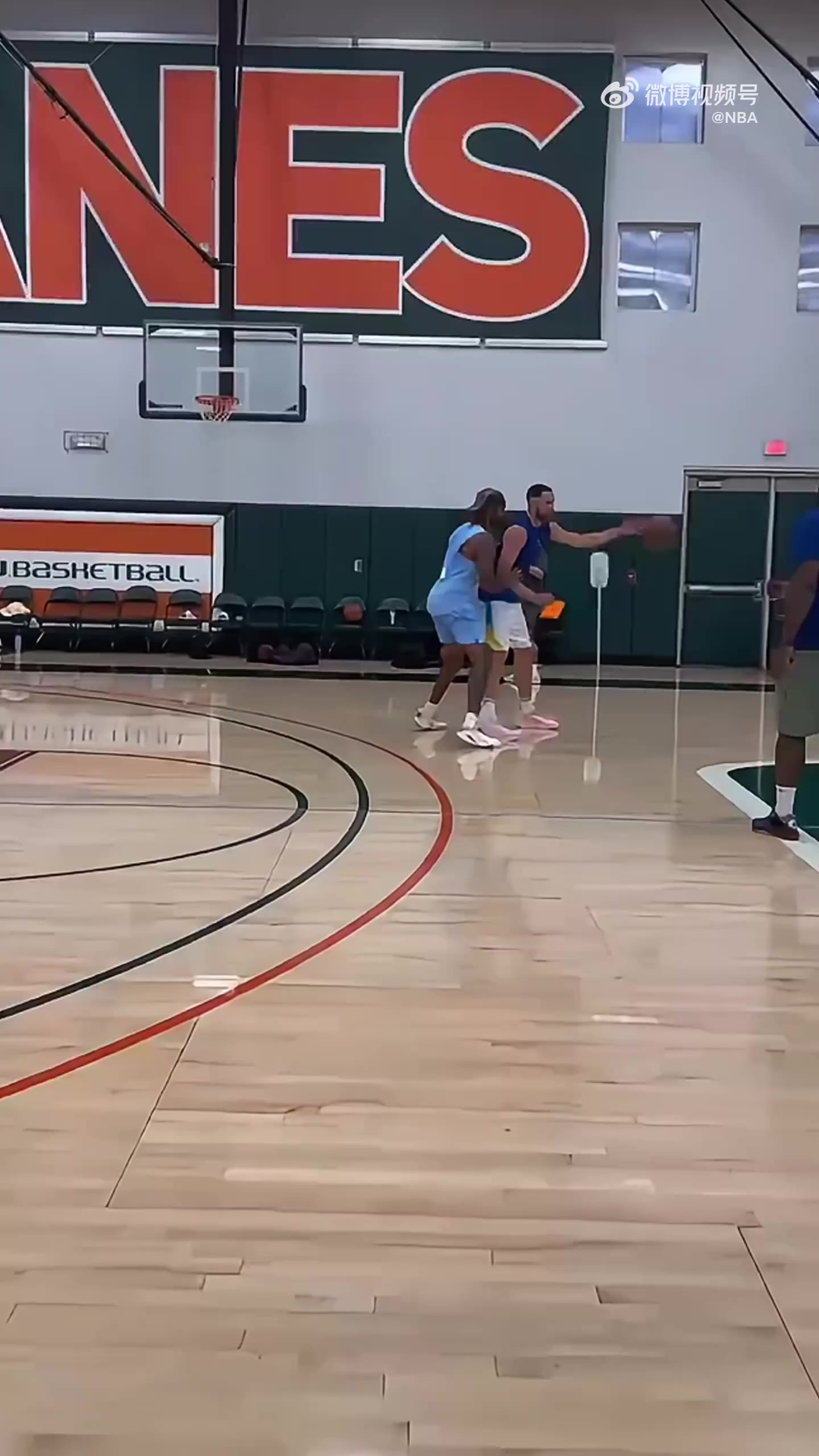 🤗🤗达拉斯“水花兄弟”?克莱与球队新援拉塞尔一起合练